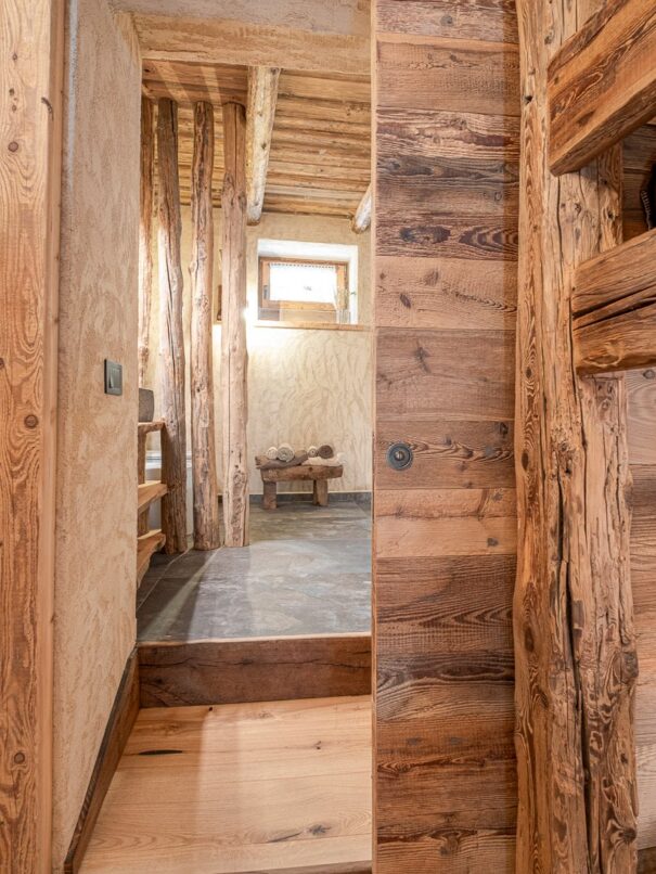 Andata-e-Ritorno-Bagno-porta-scorrevole-mezza-chiusa
