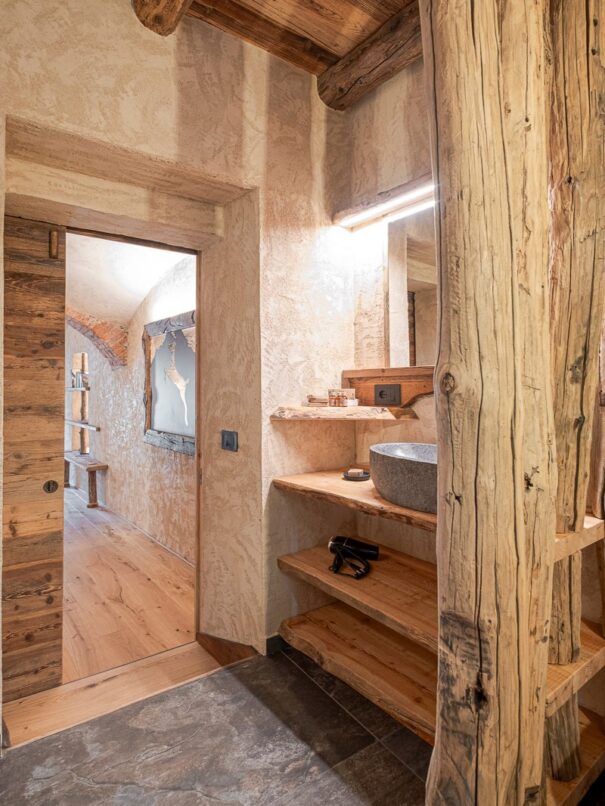 Andata-e-Ritorno-Bagno-vista-da-doccia-verso-quadro-corten