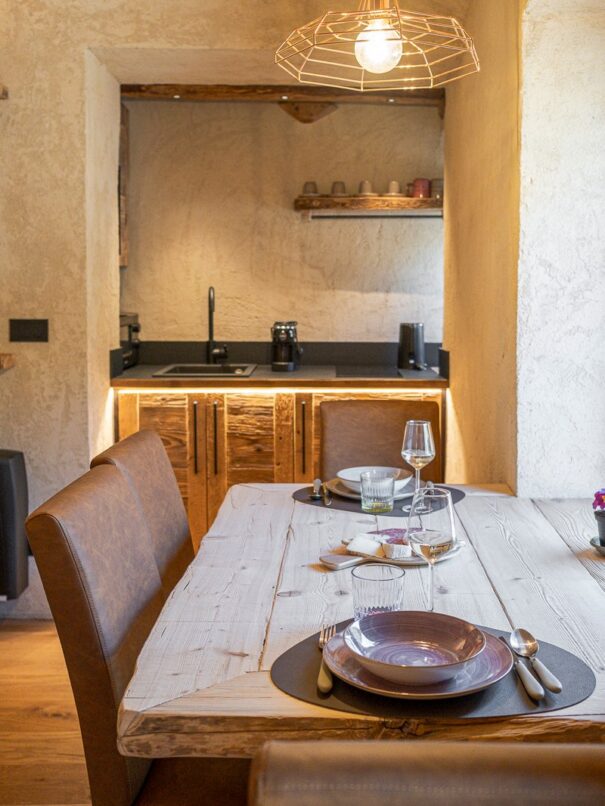 Andata-e-Ritorno-Cucina-Tavolo-da-pranzo-illuminazione-e-cucina-sullo-sfondo