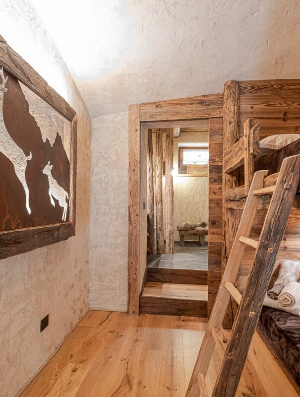 Andata-e-Ritorno-Letti-a-castello-e-quadro-corten-cervi