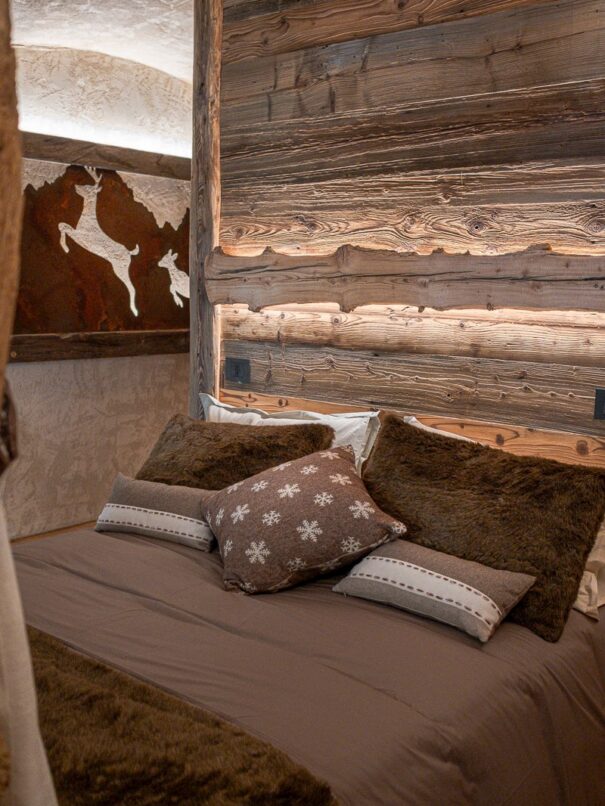 Andata-e-Ritorno-Letto-matrimoniale-Primo-piano-con-quadro-corten-sullo-sfondo
