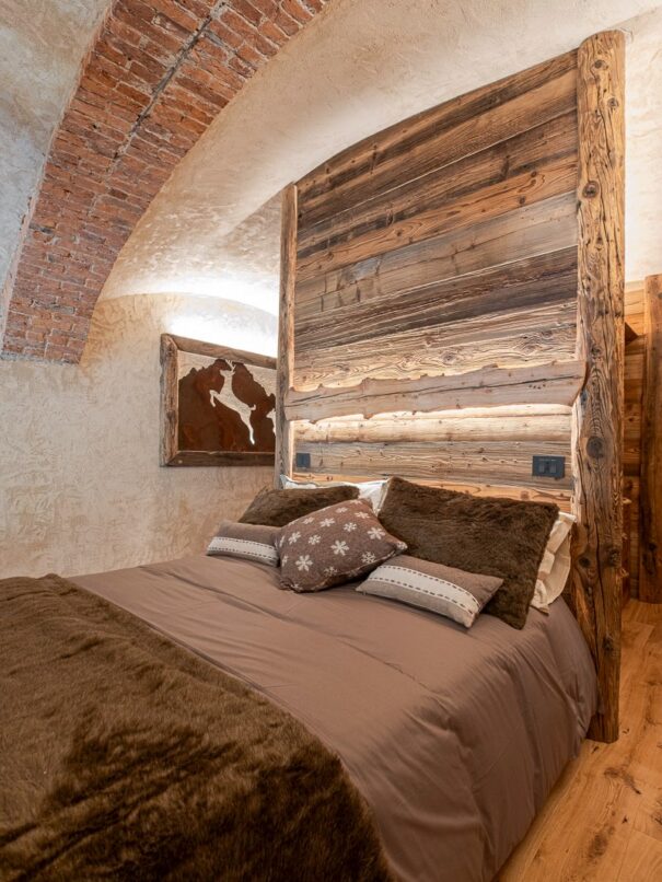 Andata-e-Ritorno-Letto-matrimoniale-e-volta-in-mattoni-vista-da-dx-con-quadro-Corten