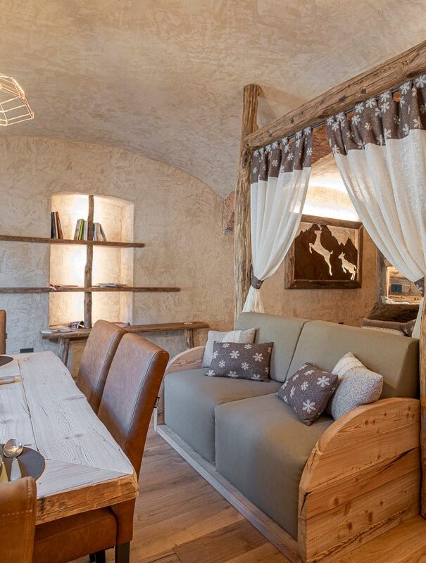 Andata-e-Ritorno-Panoramica-con-tavolo-divano-e-letto
