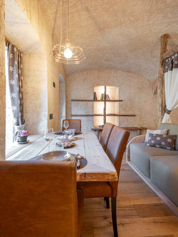 Andata-e-Ritorno-Tavolo-da-pranzo-e-libreria