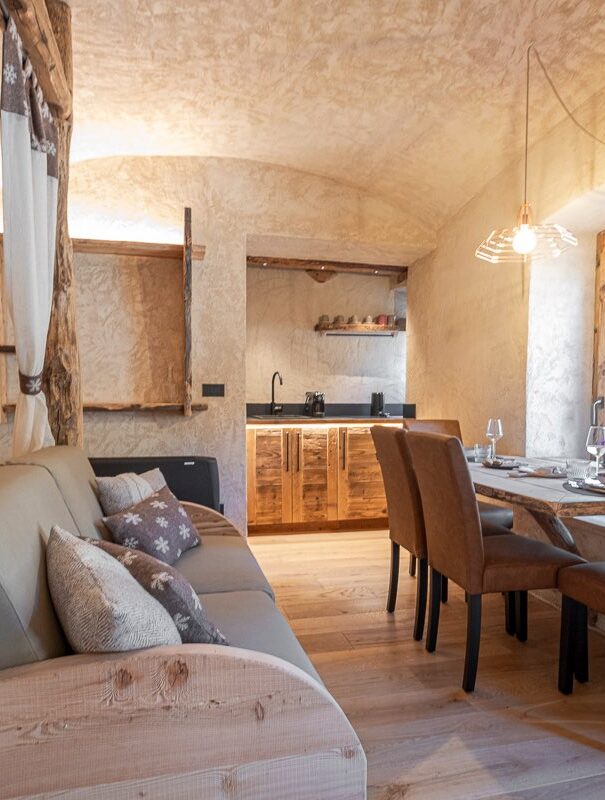 Andata-e-Ritorno-Tavolo-e-cucina-vista-da-divano